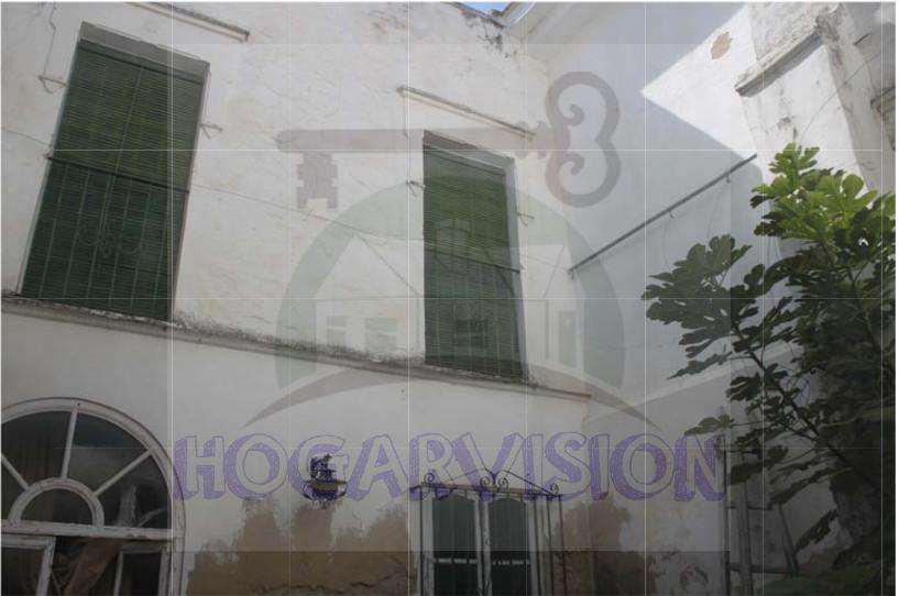 Gran patio interior de casa en el barrio de San Juan de Marchena