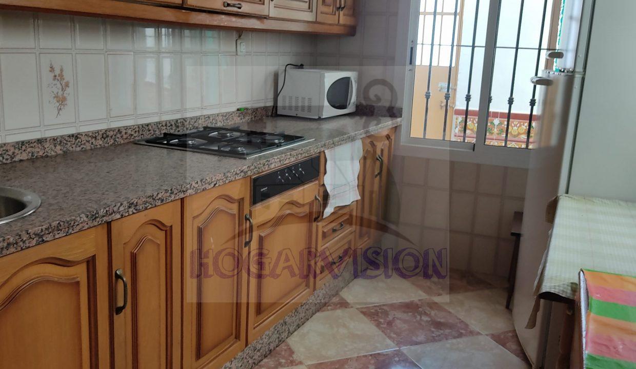 Cocina amueblada de casa en calle Granada en La Puebla de Cazalla