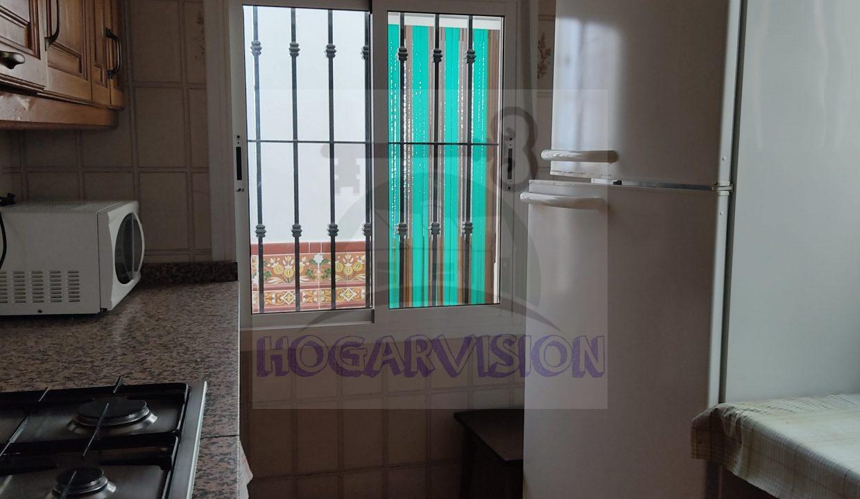 Cocina amueblada de casa en calle Granada en La Puebla de Cazalla