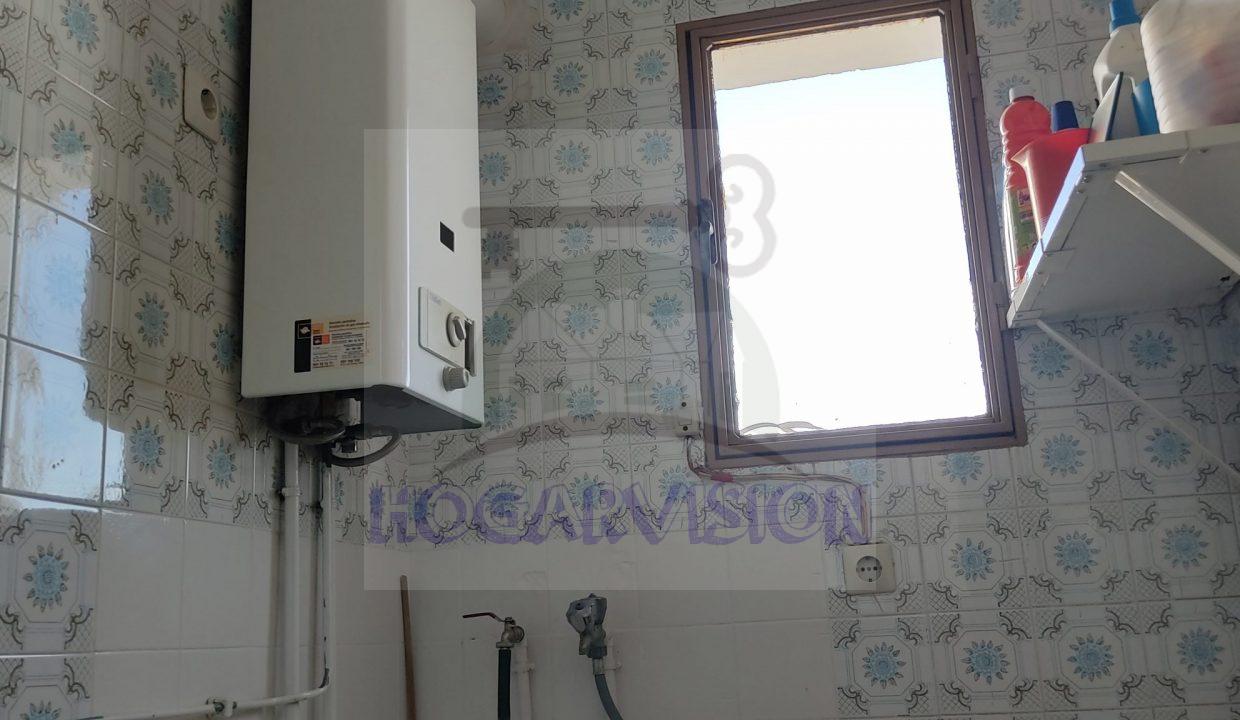 Lavadero con termo de gas de casa en calle Granada en La Puebla de Cazalla