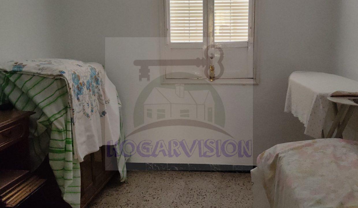 Dormitorio de casa en calle Granada en La Puebla de Cazalla