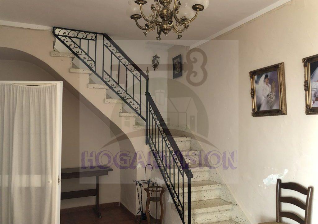 Escaleras en casa económica en calle Granada de La Puebla de Cazalla