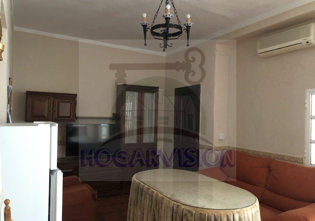Salón amueblado en casa económica en calle Granada de La Puebla de Cazalla