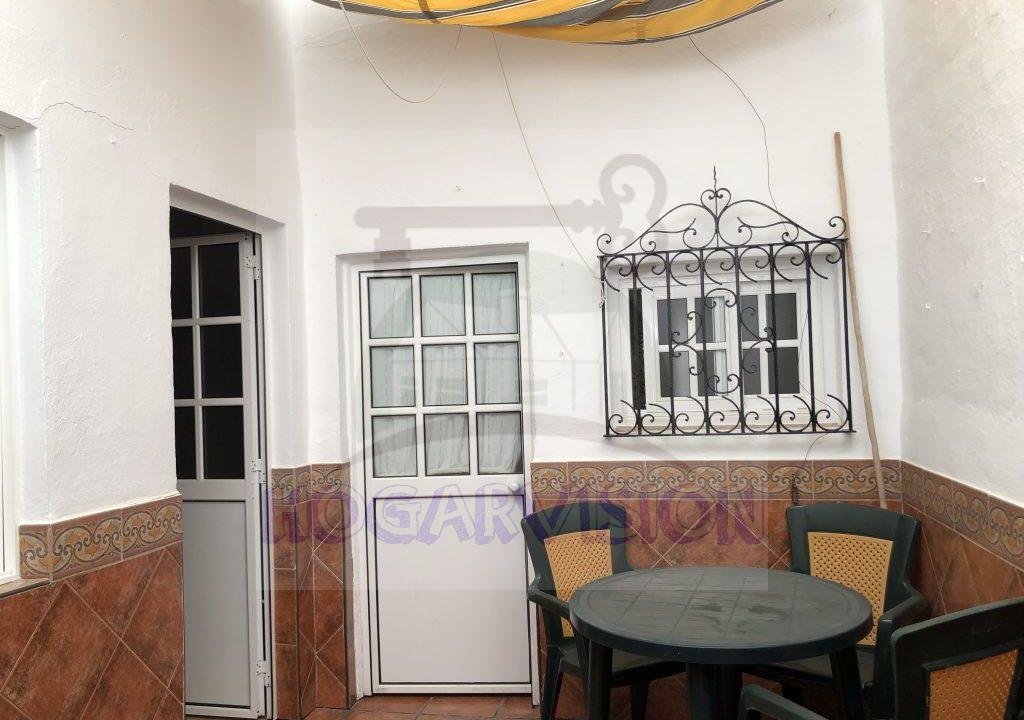 Patio interior en casa económica en calle Granada de La Puebla de Cazalla