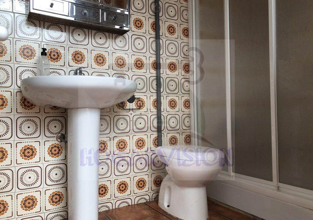 Baño en casa económica en calle Granada de La Puebla de Cazalla