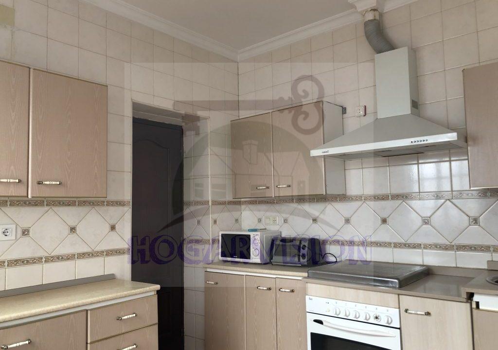 Cocina amueblada en casa económica en calle Granada de La Puebla de Cazalla