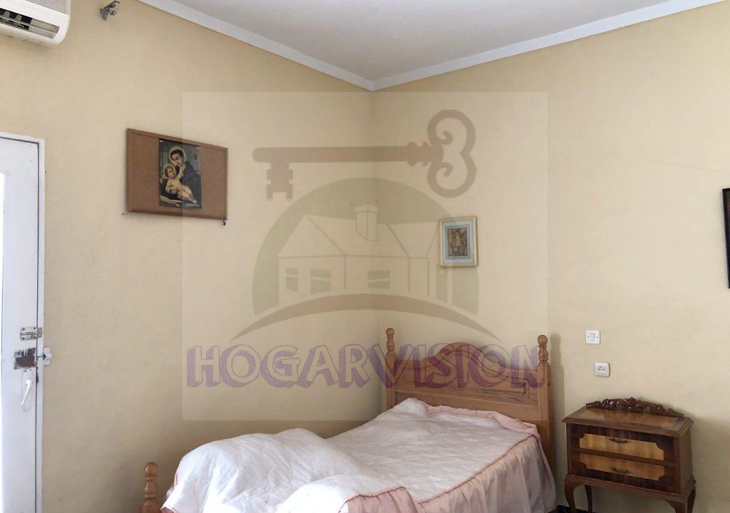Dormitorio infantil en casa económica en calle Granada de La Puebla de Cazalla