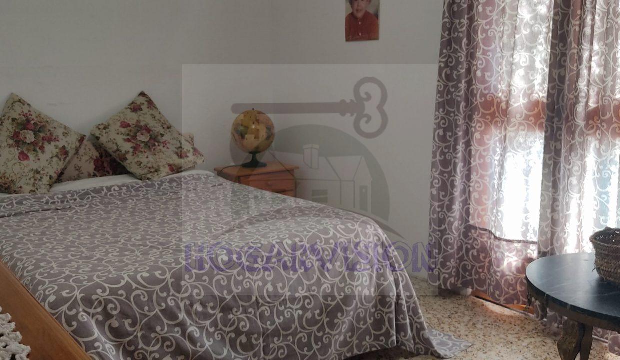 Dormitorio en casa en La Puebla de Cazalla