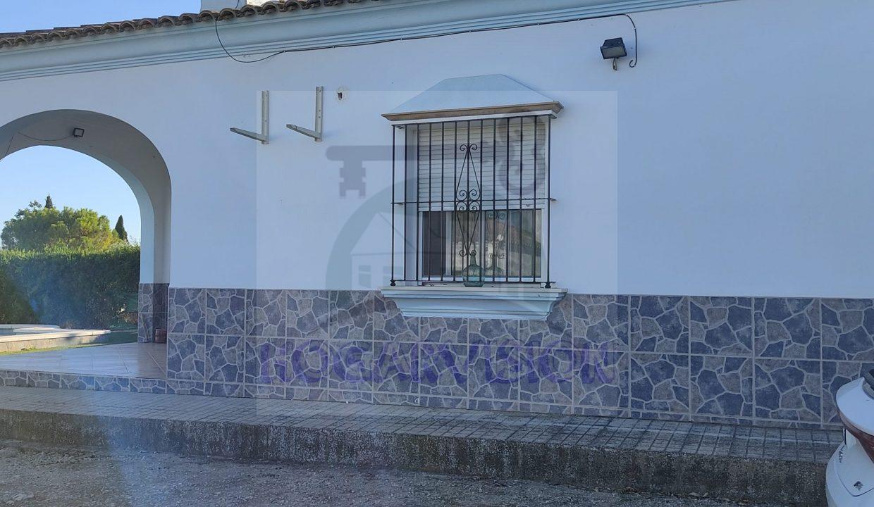 Entrada principal en chalet en el Manantial