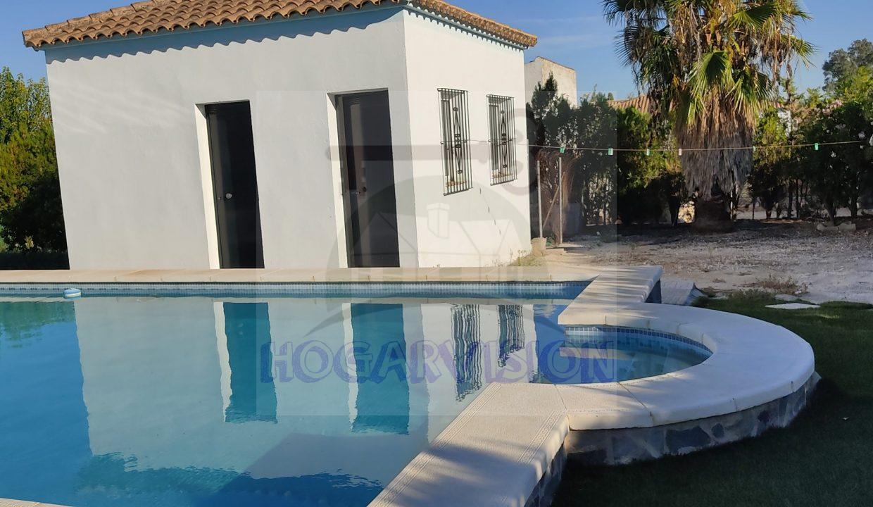 Amplia piscina en chalet en el Manantial