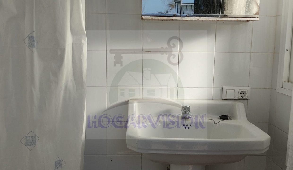 Baño exterior con lavabo en chalet en el Manantial