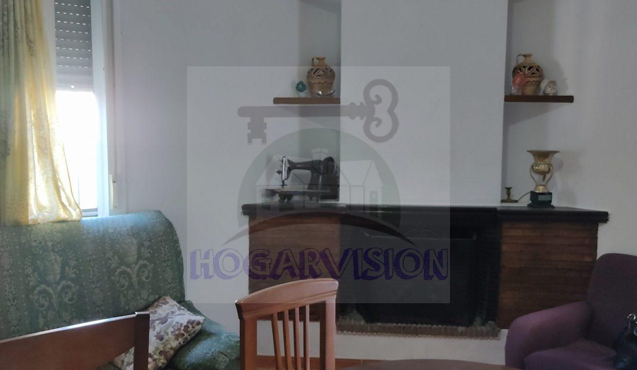 Chimenea en salón en chalet en el Manantial