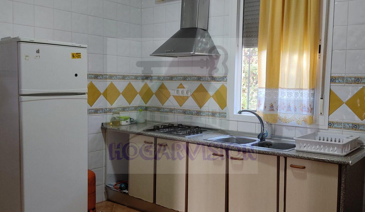 Cocina con extractor en chalet en el Manantial