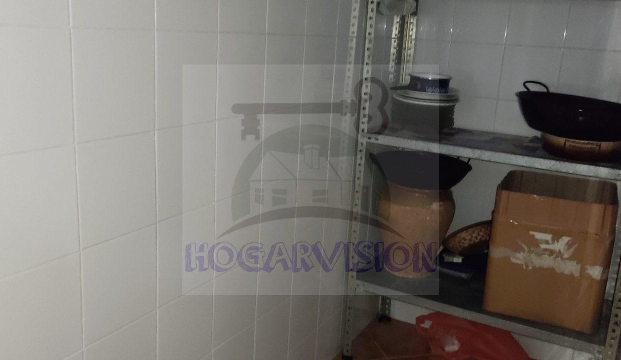 Estanterías en despensa en chalet en el Manantial