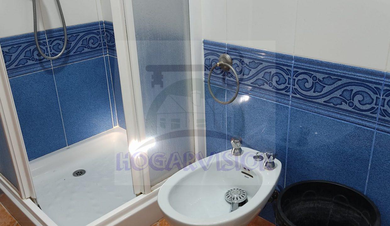 Bonito baño con plato ducha en chalet en el Manantial