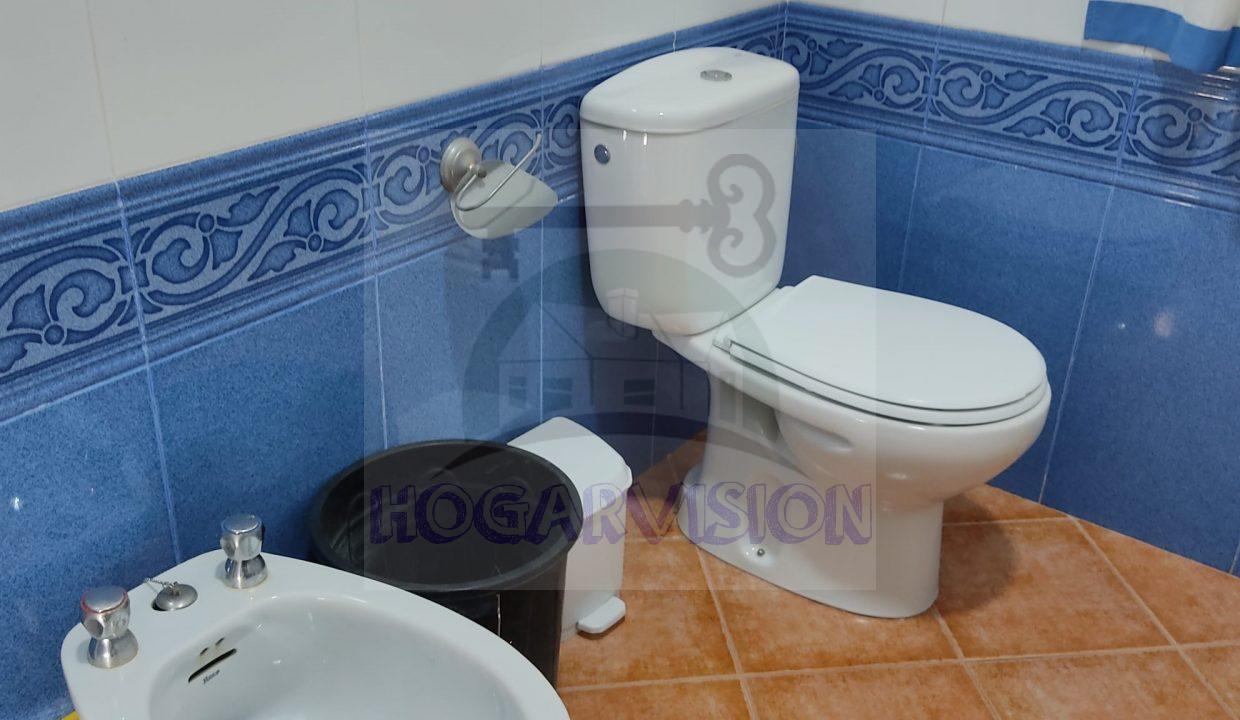 Baño al último detalle con plato ducha en chalet en el Manantial