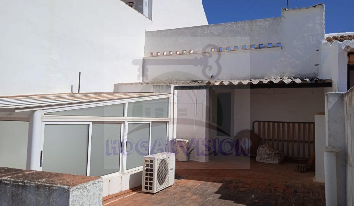 Azotea con montera de aluminio en casa económica en calle Granada de La Puebla de Cazalla