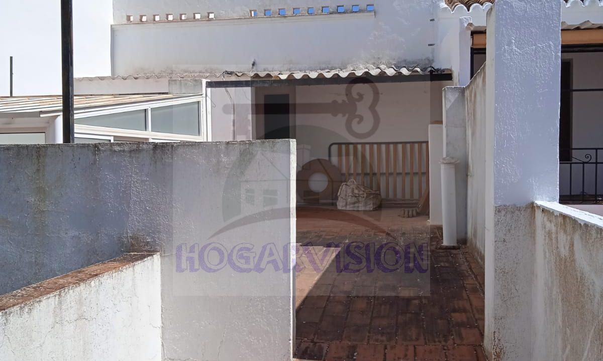 Paso entre azoteas en casa económica en calle Granada de La Puebla de Cazalla