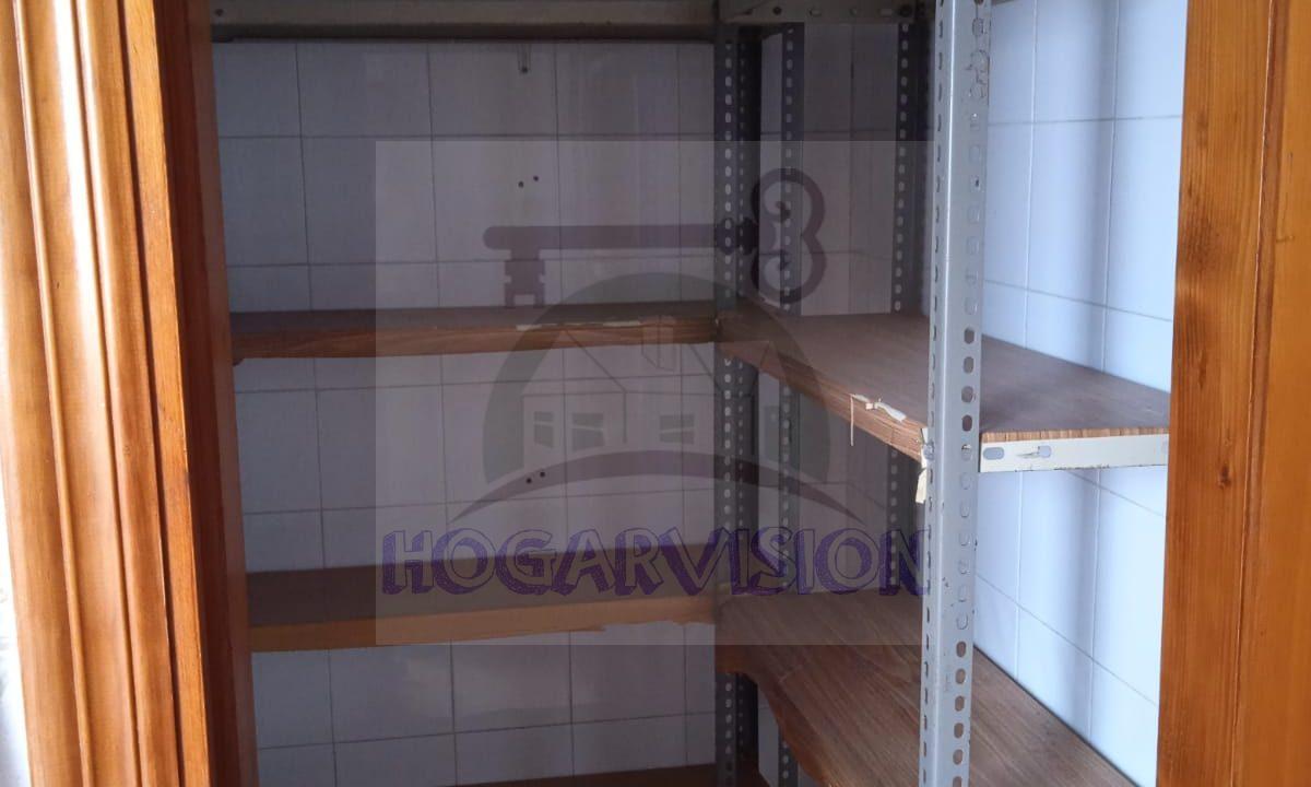Trastero con estanterías en casa económica en calle Granada de La Puebla de Cazalla
