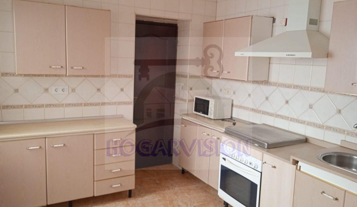 Cocina con muebles en casa económica en calle Granada de La Puebla de Cazalla