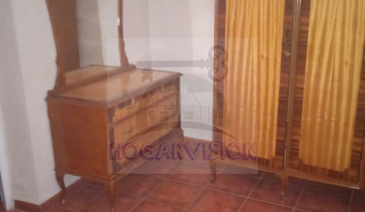 Dormitorio de casa económica en calle Granada en La Puebla de Cazalla