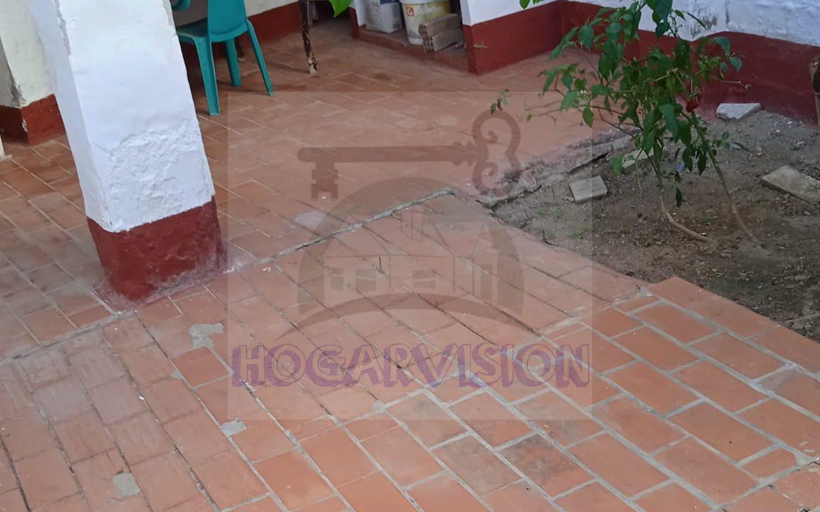 Patio en casa económica en calle Granada