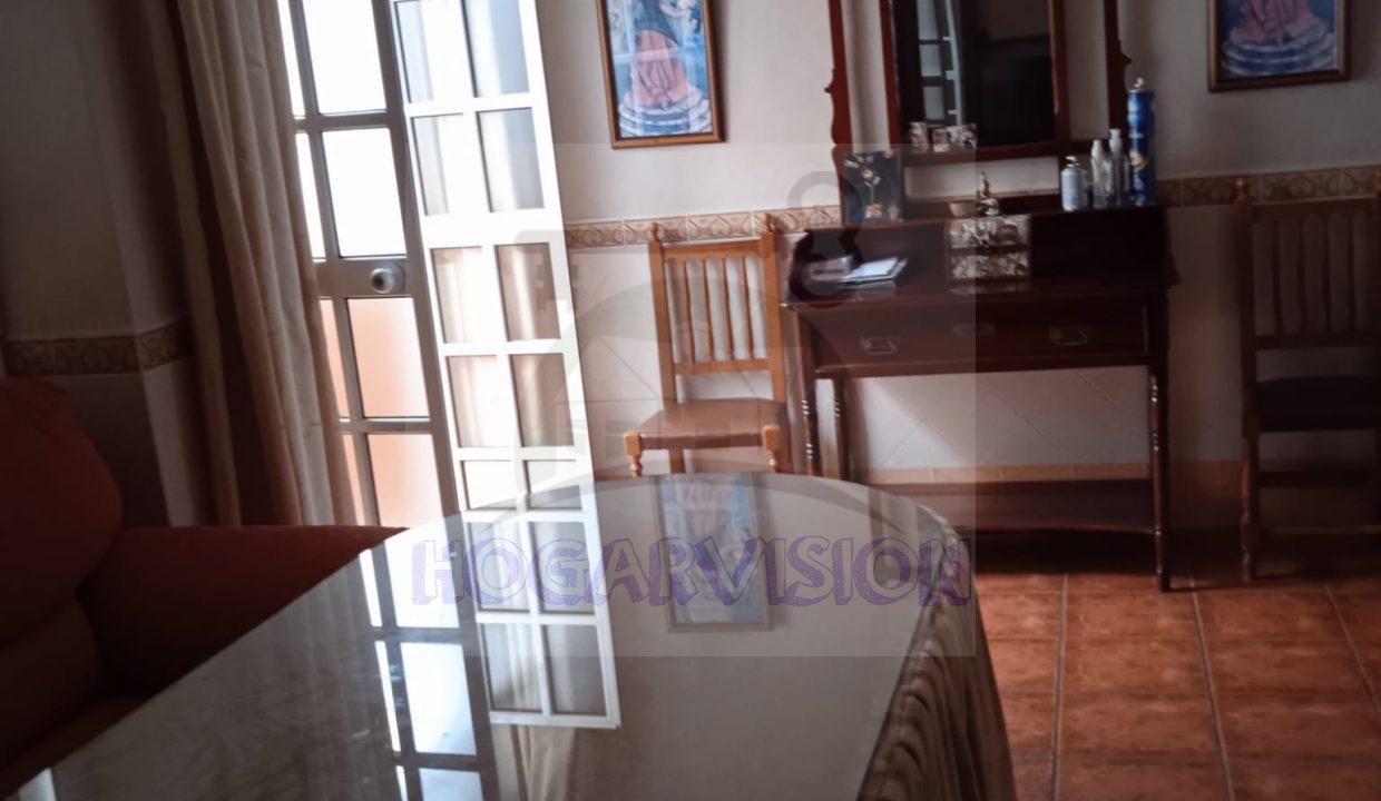 Salón comedor en casa económica en calle Granada en La Puebla de Cazalla