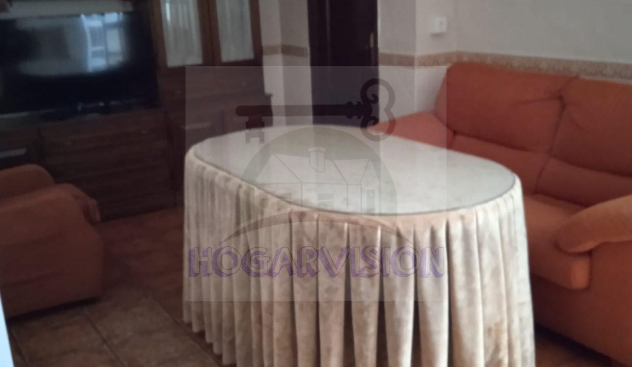 Comedor en casa económica en calle Granada de La Puebla de Cazalla
