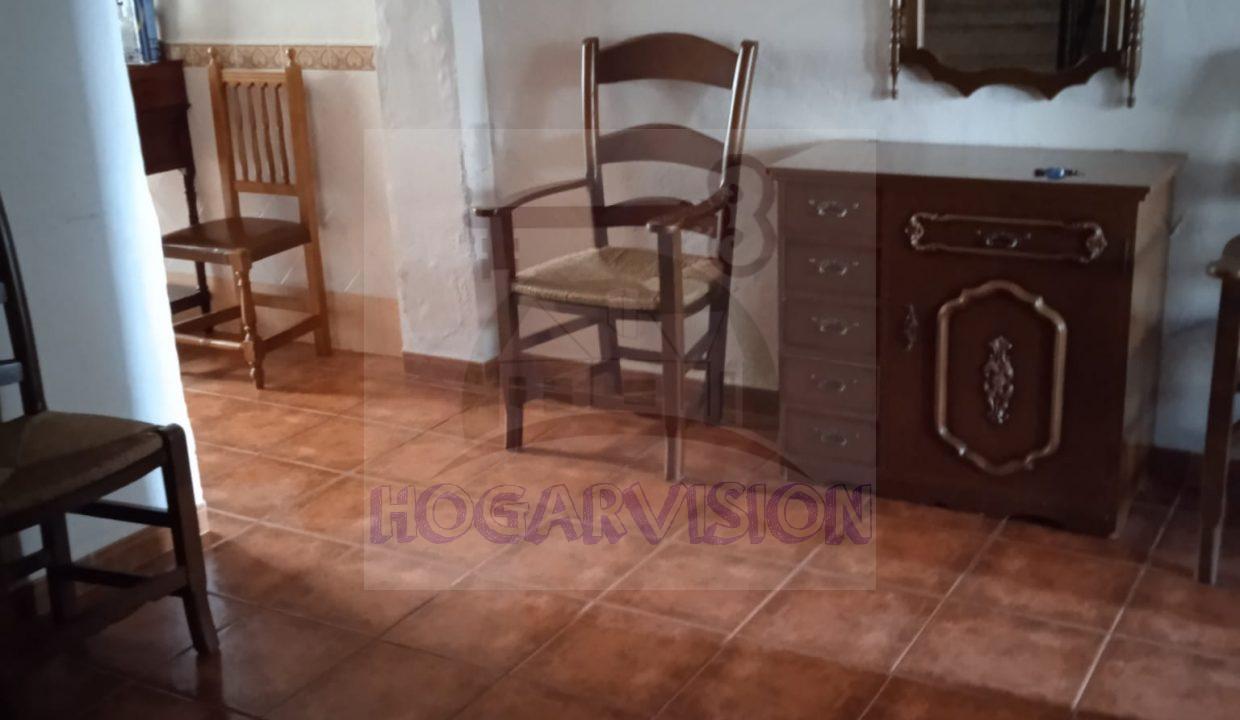 Entrada en casa económica en calle Granada de La Puebla de Cazalla