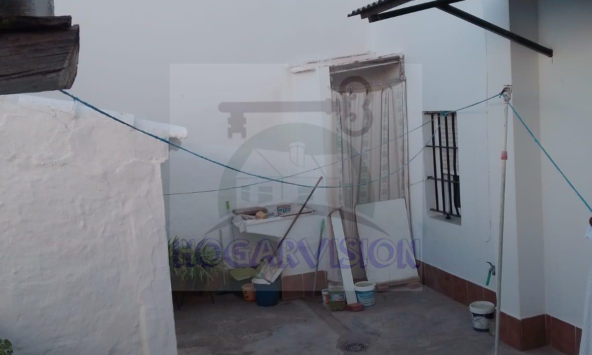 Casa económica junto a la iglesia