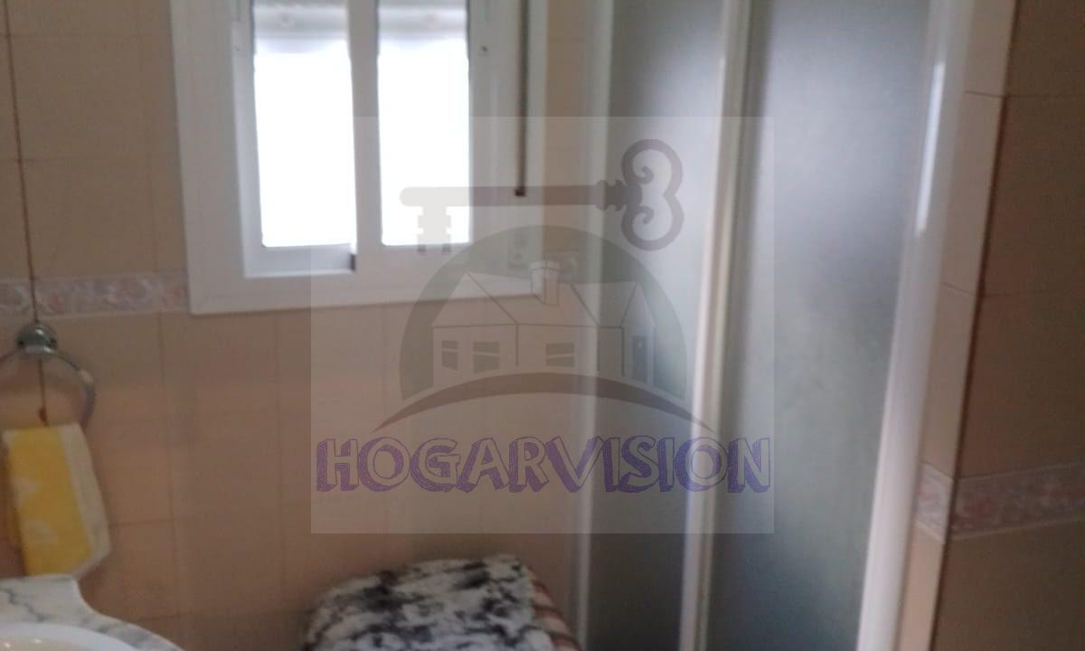 Casa económica junto a la iglesia en La Puebla de Cazalla